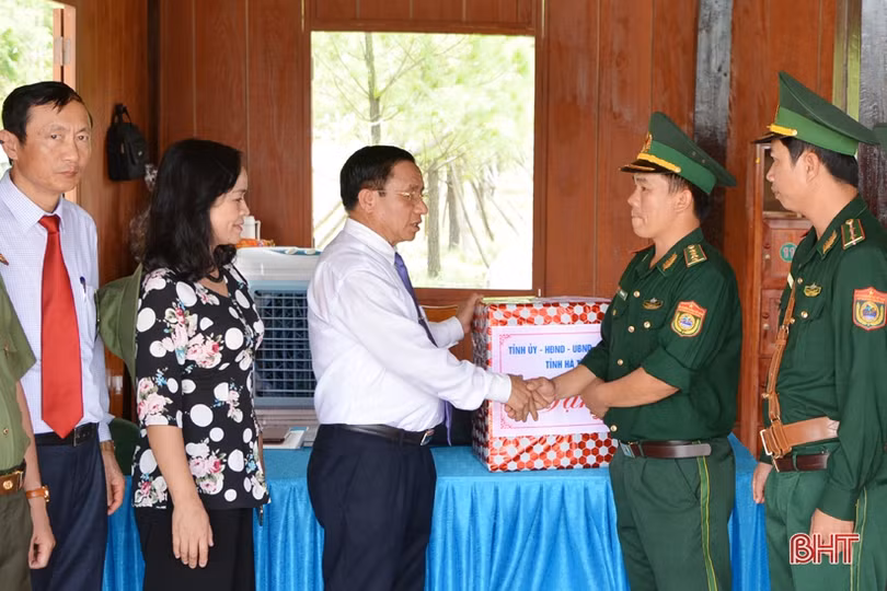 Bí thư Tỉnh ủy dâng hương tại Nghĩa trang Trường Sơn, Đường 9