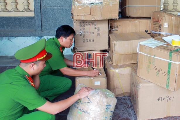 Công an Can Lộc bắt giữ lượng lớn hàng hóa không rõ nguồn gốc