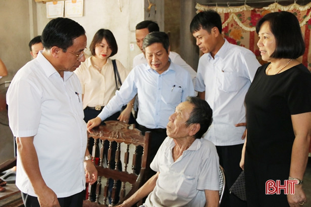Bí thư Tỉnh ủy thăm hỏi, tặng quà gia đình chính sách tại TP Hà Tĩnh