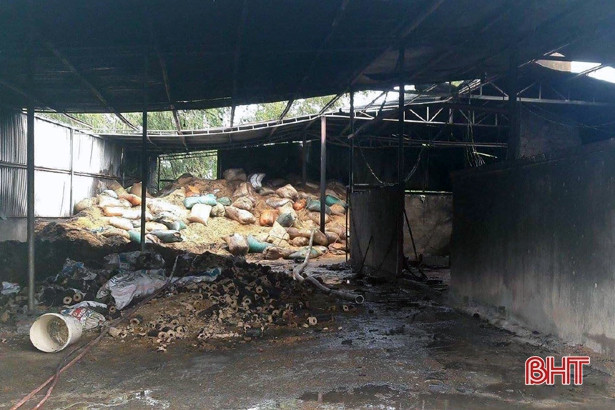 Cháy nhà xưởng sản xuất củi trấu lúc sáng sớm