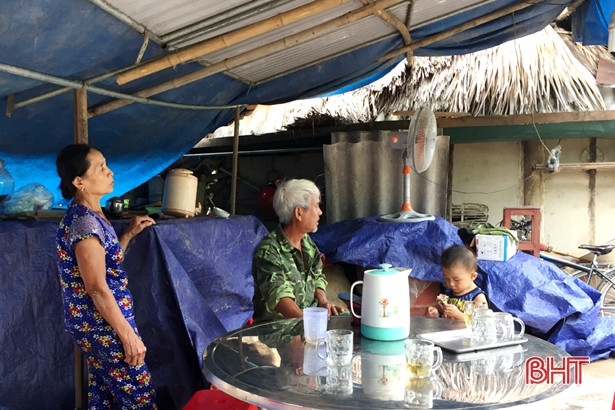 Lốc cuốn sập nhà, vợ chồng bệnh binh sống tạm bợ trong bếp
