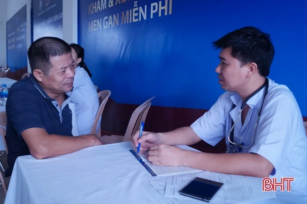 Tư vấn, giúp người dân Hà Tĩnh bảo vệ lá gan khỏe mạnh