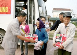 Tổng biên tập Báo Hà Tĩnh Lê Hữu Quý tham gia đoàn cứu trợ và tặng quà bà con vùng lũ