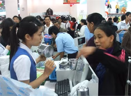 Lãnh đạo các bộ, ngành TW và tỉnh Hà Tĩnh cắt băng khai trương Siêu thị lớn nhất Hà Tĩnh. Từ ngoài cổng... ...đến trong siêu thị đều nhộn nhịp người đến tham quan, mua sắm. Lãnh đạo Co.opMart tặng Quỹ vì người nghèo Hà Tĩnh 100 triệu đồng.