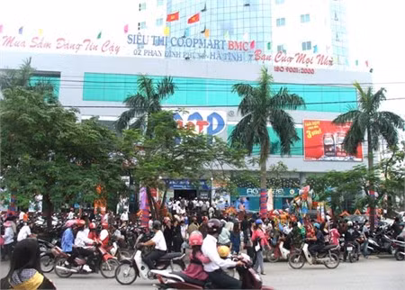 Lãnh đạo các bộ, ngành TW và tỉnh Hà Tĩnh cắt băng khai trương Siêu thị lớn nhất Hà Tĩnh. Từ ngoài cổng... ...đến trong siêu thị đều nhộn nhịp người đến tham quan, mua sắm. Lãnh đạo Co.opMart tặng Quỹ vì người nghèo Hà Tĩnh 100 triệu đồng.