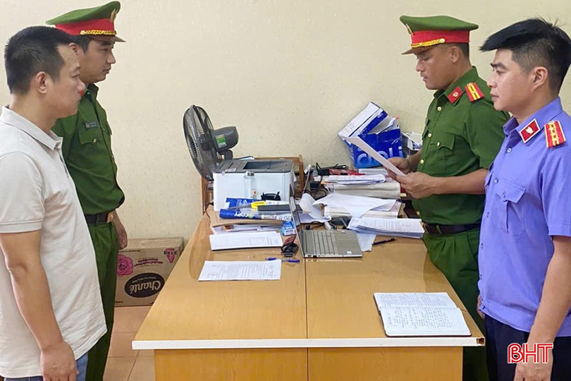 Cơ quan CSĐT Công an tỉnh Hà Tĩnh đọc lệnh khởi tố đối với Phạm Trường Giang – Phó Giám đốc Công ty CP Tư vấn đầu tư xây dựng Quảng Ninh JSC. bqbht_br_cong-an-ha-tinh-3.jpg