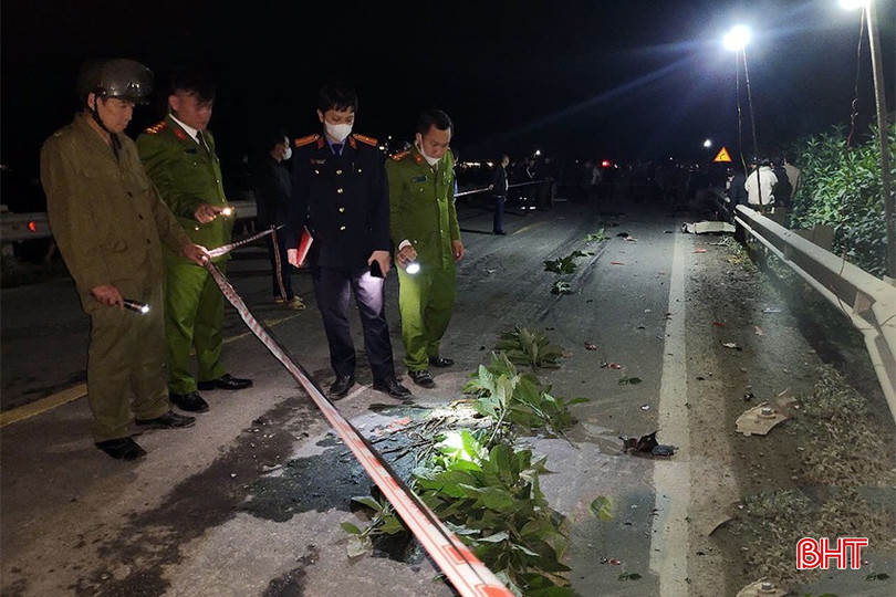 Lực lượng chức năng khám nghiệm hiện trường làm rõ vụ TNGT giữa xe đầu kéo với xe mô tô trên đường Hồ Chí Minh đoạn qua xã Hương Trạch (Hương Khê) ngày 11/3 làm 2 học sinh lớp 9 tử vong tại chỗ. bqbht_br_tai-nan-giao-thong-011.jpg