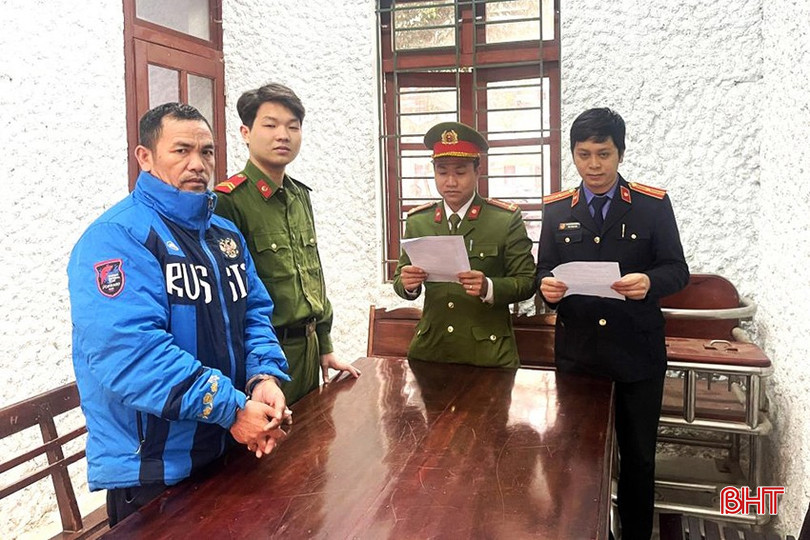 Cơ quan điều tra tống đạt quyết định bắt giam đối với Nguyễn Văn Hương – tài xế điều khiển ô tô đi không đúng phần đường dẫn đến va chạm, gây ra cái chết thương tâm cho 2 bà cháu trên quốc lộ 15 ở xã Hà Linh. bqbht_br_tai-nan-giao-thong-011ca.jpg