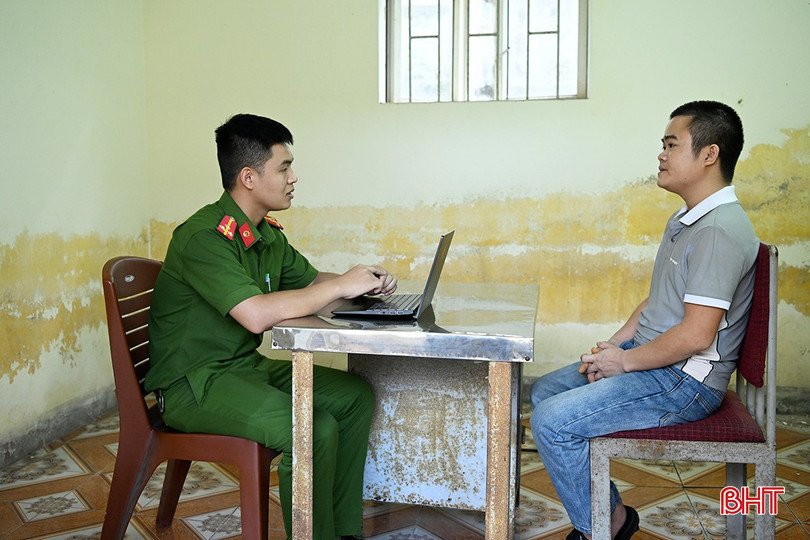 Cán bộ Phòng Cảnh sát hình sự lấy lời khai đối với Nguyễn Bá Quyền. bqbht_br_vu-khi-quan-dung-3.jpg