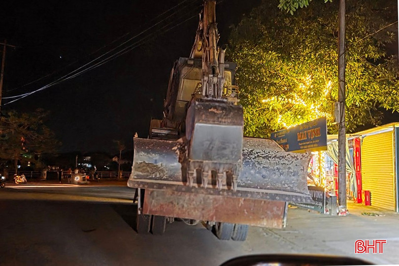 Phương tiện tông gãy đổ cổng chào ở thị trấn Vũ Quang. bqbht_br_tai-nan-1.jpg