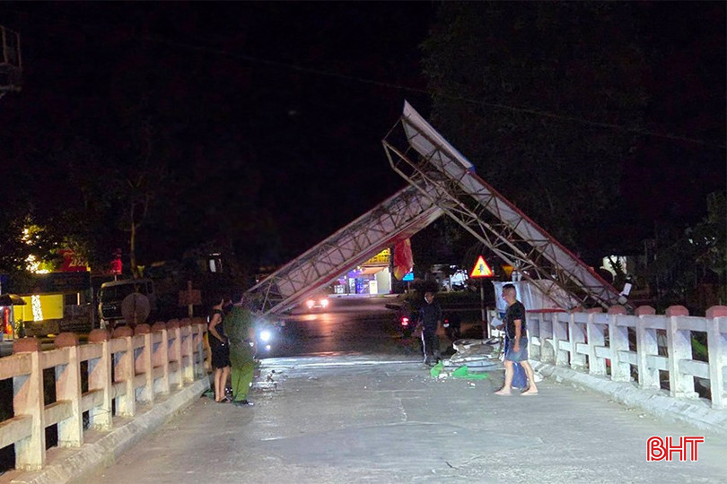 Xe tải kéo sập cổng chào trước cầu Hương Đại, thị trấn Vũ Quang, huyện Vũ Quang. bqbht_br_tai-nan.jpg