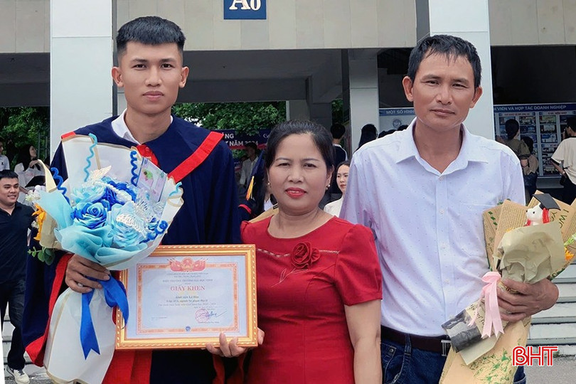 Tạm gác lại giấc mơ đứng trên bục giảng, em Lê Hào sẵn sàng lên đường thực hiện nghĩa vụ CAND với sự động viên, ủng hộ từ gia đình. bqbht_br_nghia-vu-cand-ha-tinh.jpg