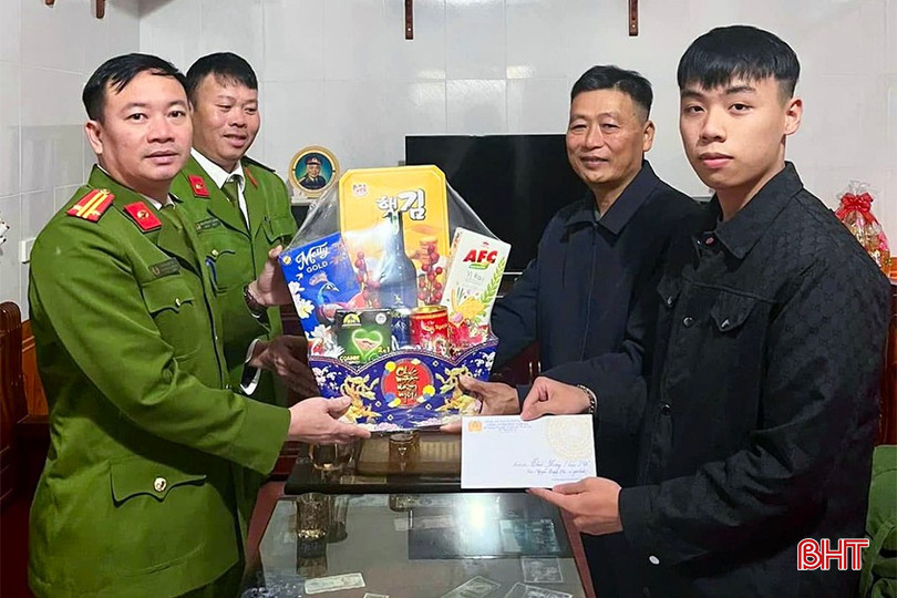 Công an các địa phương trao quà động viên công dân lên đường nhập ngũ. bqbht_br_nghia-vu-cand-ha-tinh-2.jpg