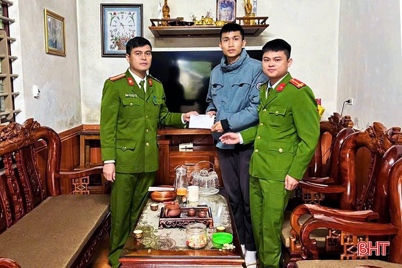 Công an xã Tùng Ảnh tới thăm hỏi, động viên em Lê Hào trước ngày lên đường thực hiện nghĩa vụ CAND. bqbht_br_nghia-vu-cand-ha-tinh-4.jpg
