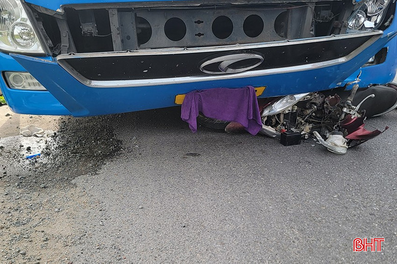 Xe máy bị cuốn vào gầm sau vụ tai nạn.