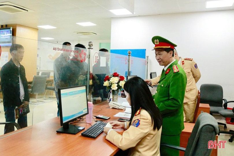 Đại tá Đặng Hoài Sơn - Phó Giám đốc Công an tỉnh kiểm tra việc thực hiện cấp đổi GPLX cho công dân. bqbht_br_cap-doi-gplx-ha-tinh-05.jpg