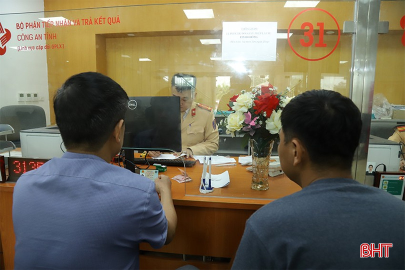 Người dân tới làm thủ tục cấp đổi GPLX tại Trung tâm Phục vụ hành chính công tỉnh. bqbht_br_cap-doi-gplx-ha-tinh-2.jpg