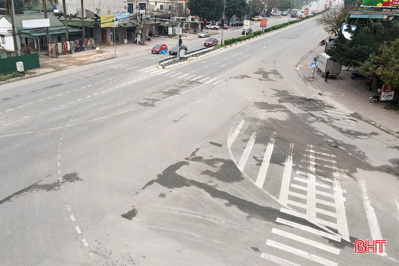 Hệ thống vạch kẻ đường trên QL 1 qua TP Hà Tĩnh đã bị mòn, mờ, thậm chí có những đoạn tuyến đã bị mất hẳn, gây khó khăn cho người tham gia giao thông. bqbht_br_quoc-lo-1-tp-ha-tinh-10b.jpg