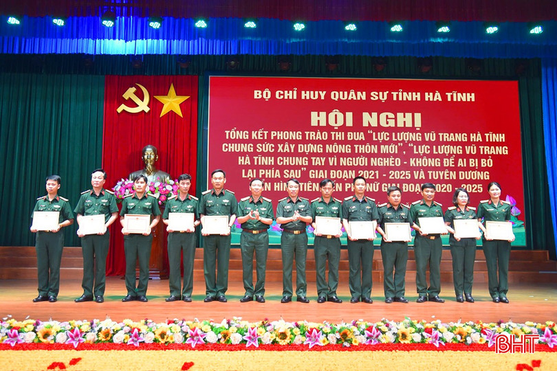 Đại tá Võ Quang Thiện - Phó Bí thư Đảng ủy, Chính ủy Bộ CHQS tỉnh và Đại tá Mai Ngọc Việt - Phó Chính ủy Bộ CHQS tỉnh trao thưởng cho 5 tập thể, 6 cá nhân có thành tích xuất sắc trong phong trào thi đua “LLVT tỉnh Hà Tĩnh chung sức xây dựng nông thôn mới”, “LLVT tỉnh Hà Tĩnh chung tay vì người nghèo - Không để ai bị bỏ lại phía sau” giai đoạn 2021-2025. bqbht_br_bo-chqs-tinh-012.jpg