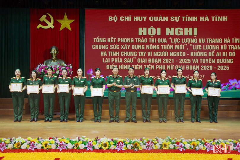 Đại tá Võ Quang Thiện - Phó Bí thư Đảng ủy, Chính ủy Bộ CHQS tỉnh và Đại tá Mai Ngọc Việt - Phó Chính ủy Bộ CHQS tỉnh trao thưởng cho 4 tập thể, 9 cá nhân điển hình tiên tiến trong thực hiện phong trào thi đua của phụ nữ giai đoạn 2020-2025. bqbht_br_bo-chqs-tinh-02.jpg