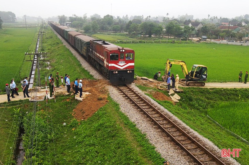 Lối đi tự mở qua đường sắt ở thôn Thanh Phúc, xã Đức Đồng, huyện Đức Thọ. bqbht_br_xoa-loi-di-tu-mo-qua-duong-sat-1.jpg