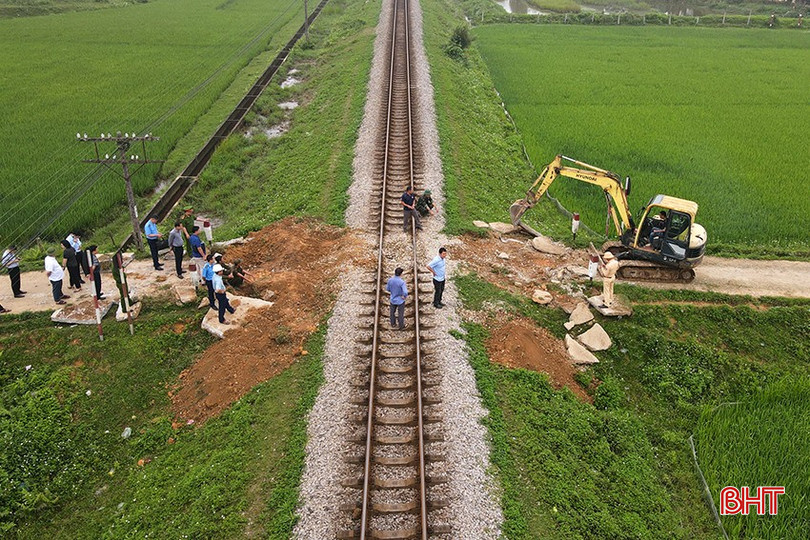 Dù gặp khá nhiều khó khăn, bất cập nhưng Hà Tĩnh đã có nhiều nỗ lực trong xóa bỏ các lối đi tự mở qua đường sắt. bqbht_br_xoa-loi-di-tu-mo-qua-duong-sat-3.jpg