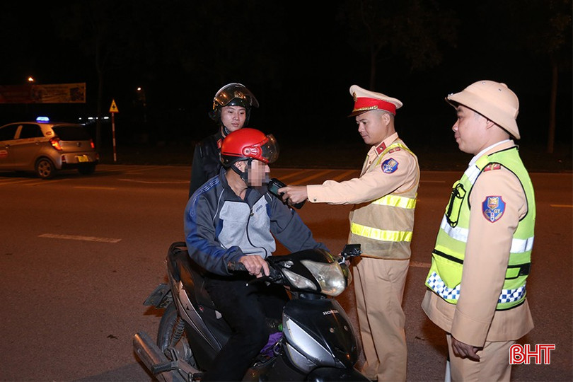 Đội CSGT-TT Công an TP Hà Tĩnh kiểm tra nồng độ cồn với người điều khiển phương tiện tham gia giao thông trên đường Nguyễn Du. bqbht_br_an-toan-giao-thong-3.jpg