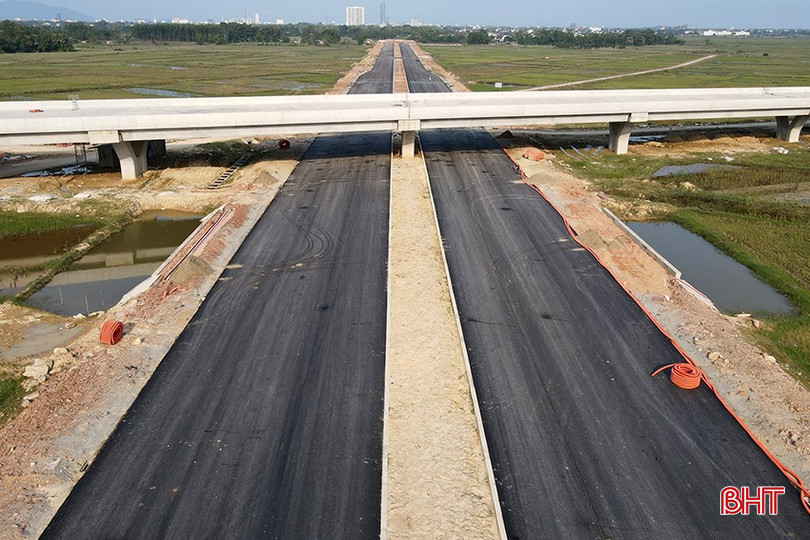 Nhà thầu đã thảm bê tông nhựa tuyến đường Hàm Nghi kéo dài được 2 km. bqbht_br_ha-tang-giao-thong.jpg