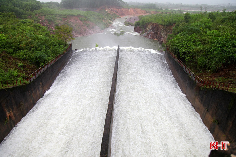 Hồ Kẻ Gỗ đang xả tràn lưu lượng 250 m3/giây. bqbht_br_ke-go-xa-lu.jpg