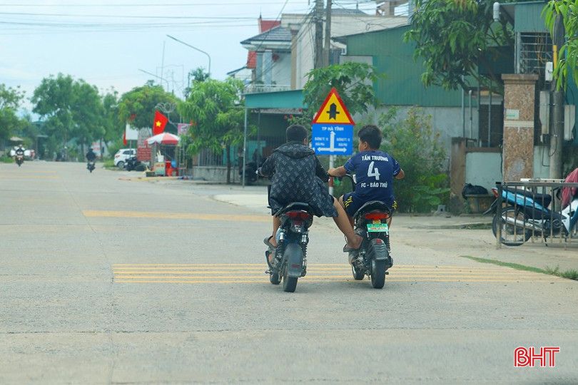Tình trạng học sinh vi phạm giao thông trong dịp nghỉ hè có dấu hiệu gia tăng. Ảnh chụp trên tuyến huyện lộ 103, xã Tượng Sơn, TP Hà Tĩnh. bqbht_br_tai-nan-giao-thong-3.jpg