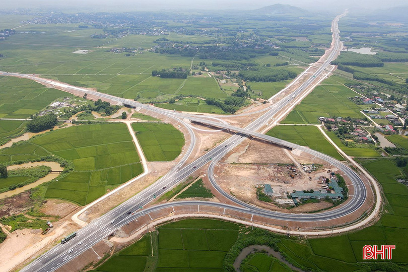 Nút giao cao tốc với đường kết nối quốc lộ 1 ở xã Cẩm Quan, huyện Cẩm Xuyên. bqbht_br_cao-toc-thong-xe.jpg