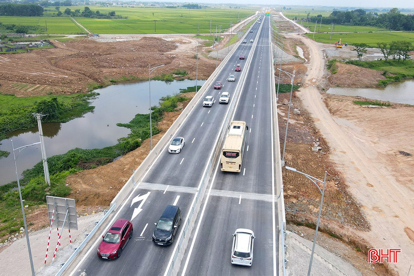 Tuyến cao tốc từ Bãi Vọt tới Vũng Áng dài gần 90km ở Hà Tĩnh được đưa vào khai thác từ 28/4 giúp phương tiện di chuyển thuận lợi. bqbht_br_cao-toc-thong-xe-2.jpg