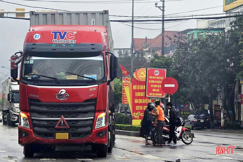 Vụ va chạm giữa xe đầu kéo với xe mô tô ở ngã tư giao đường Trần Phú với đường 3/2 và đường Nguyễn Đổng Chi ở phường Bắc Hồng, TX Hồng Lĩnh vào chiều 24/2. bqbht_br_den-do-hu-hong-1.jpg