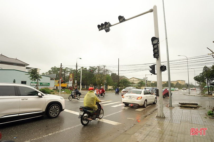 Cụm đèn trên đường Lê Ninh kéo dài theo hướng di chuyển từ phường Bắc Hà đi thị trấn Thạch Hà (huyện Thạch Hà) gây khó khăn cho người tham gia giao thông. bqbht_br_den-do-hu-hong-01.jpg