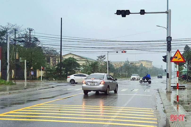 Một số phương tiện vô tình vi phạm ATGT khi hệ thống đèn giao thông ở ngã tư giao đường Lê Ninh kéo dài với đường Hà Hoàng ở phường Thạch Trung, TP Hà Tĩnh hoạt động phập phù. bqbht_br_den-do-hu-hong-2.jpg