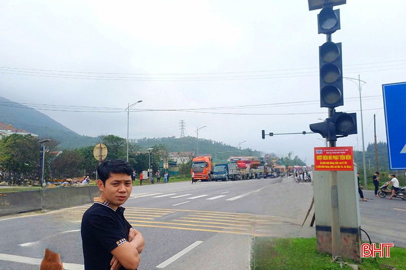 Tài xế không dám cho phương tiện vượt qua ngã tư khi đèn giao thông gặp sự cố bởi lo ngại việc bị “phạt oan”. bqbht_br_den-do-hu-hong-2-6918.jpg