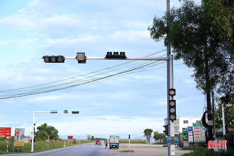 Thời gian qua, một số cụm đèn tín hiệu giao thông trên địa bàn Hà Tĩnh, nhất là với cụm đèn hoạt động bằng năng lượng mặt trời, dễ bị chập chờn, mất tín hiệu. bqbht_br_den-do-hu-hong-4.jpg