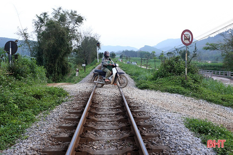 Trên địa bàn huyện Vũ Quang hiện còn 21 lối đi tự mở ngang qua đường sắt. bqbht_br_loi-di-tu-mo-ngang-qua-duong-sat-5.jpg