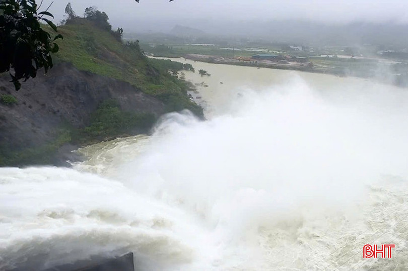 Lúc 14h ngày 31/10, Nhà máy Thủy điện Hố Hô đang xả tràn lưu lượng 1.104 m3/giây. bqbht_br_mua-lu-01a.jpg