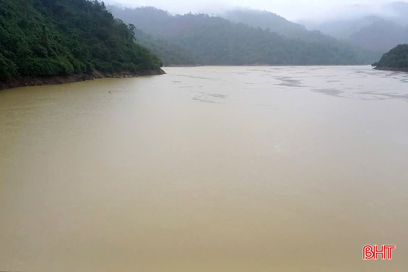 Lưu lượng nước từ thượng nguồn đổ về hồ chứa của Nhà máy Thủy điện Hố Hô tăng nhanh. bqbht_br_mua-lu-01.jpg