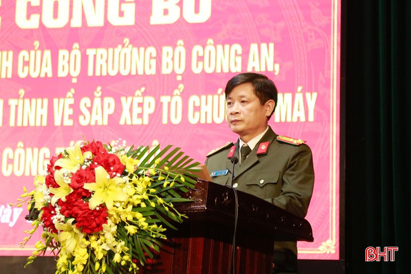 Thượng tá Nguyễn Công Dũng - Trưởng phòng Tổ chức cán bộ Công an tỉnh công bố các quyết định của Bộ trưởng Bộ Công an và Giám đốc Công an tỉnh về tổ chức bộ máy, điều động, bố trí cán bộ. bqbht_br_cong-an-ha-tinh.jpg