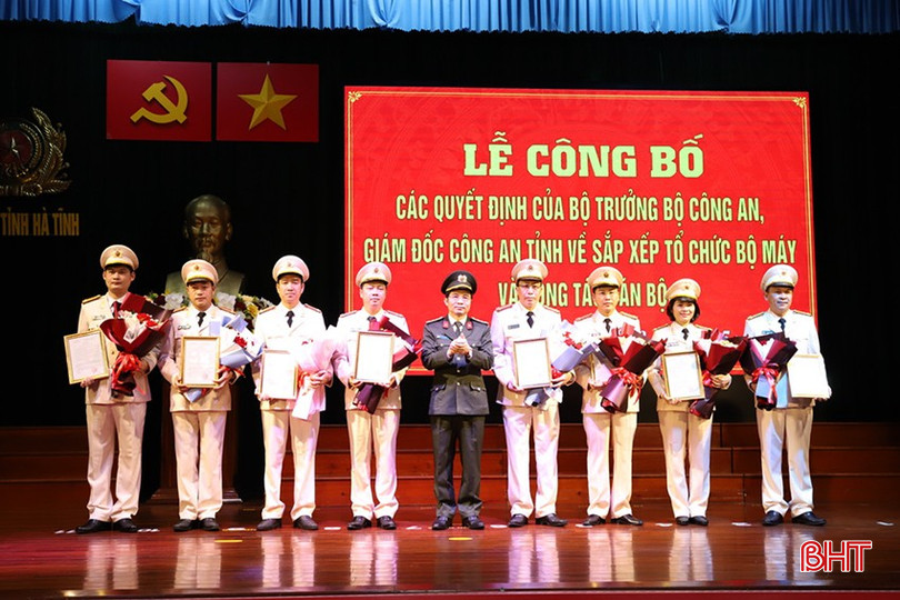 Đại tá Nguyễn Xuân Thao - Giám đốc Công an tỉnh trao quyết định cho các đồng chí được điều động, sắp xếp. bqbht_br_cong-an-ha-tinh-3.jpg