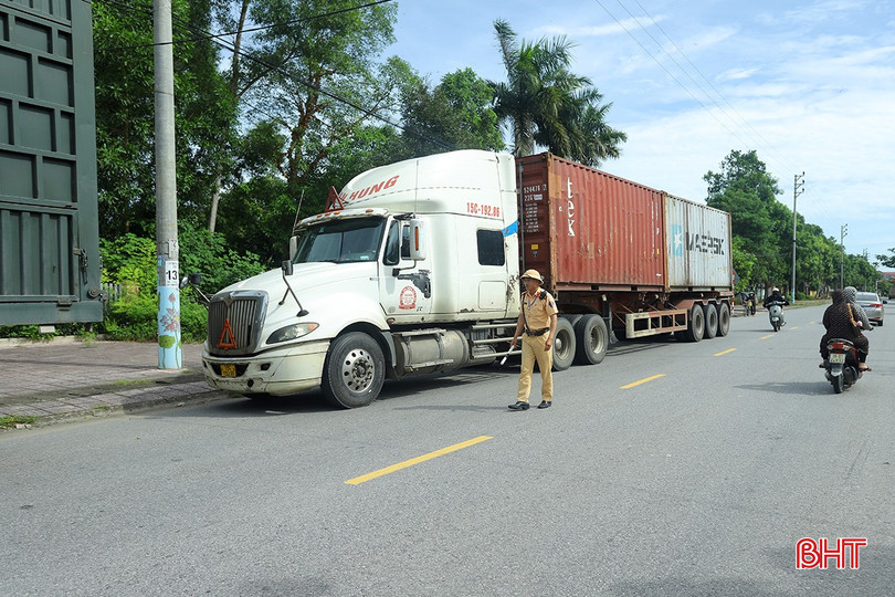 Lực lượng CSGT Công an Hà Tĩnh kiên quyết xử lý nghiêm các hành vi vi phạm trật tự ATGT, trong đó có việc tài xế sử dụng chất ma túy khi điều khiển phương tiện. bqbht_br_ma-tuy-6.jpg