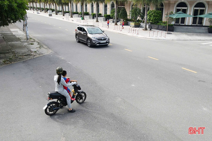 Khi lưu thông qua các điểm giao cắt, người dân cần chấp hành nghiêm quy tắc, quy định giao thông. bqbht_br_tai-nan-6.jpg