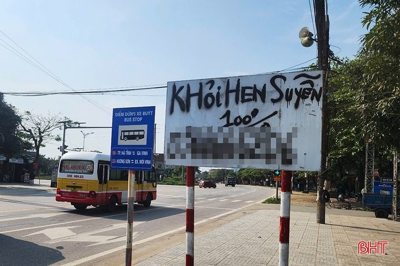 Biển báo giao thông trên quốc lộ 1 ở TX Hồng Lĩnh bị bóc nền, xịt sơn quảng cáo “khỏi hen suyễn 100%” vào ngày 10/4. bien-bao-giao-thong-1.jpg