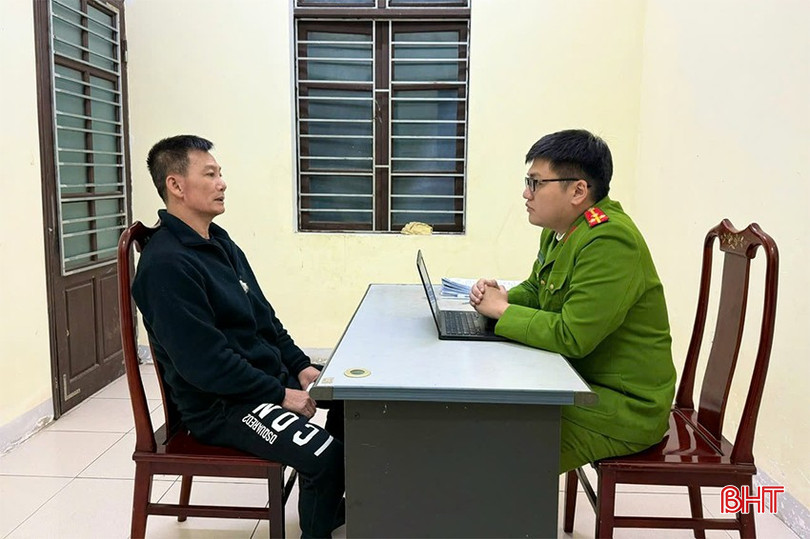 Cơ quan CSĐT lấy lời khai đối tượng Bạch Trung Sang - kẻ cầm đầu đường dây tổ chức đánh bạc, đánh bạc dưới hình thức cá độ bóng đá qua mạng internet. bqbht_br_lua-dao-qua-mang-1.jpg