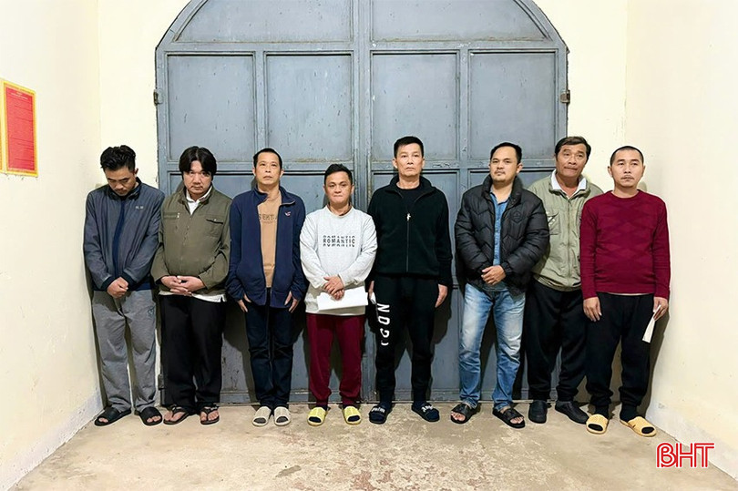 Các đối tượng trong đường dây tổ chức đánh bạc, đánh bạc dưới hình thức cá độ bóng đá qua mạng internet bị bắt giữ. bqbht_br_lua-dao-qua-mang.jpg