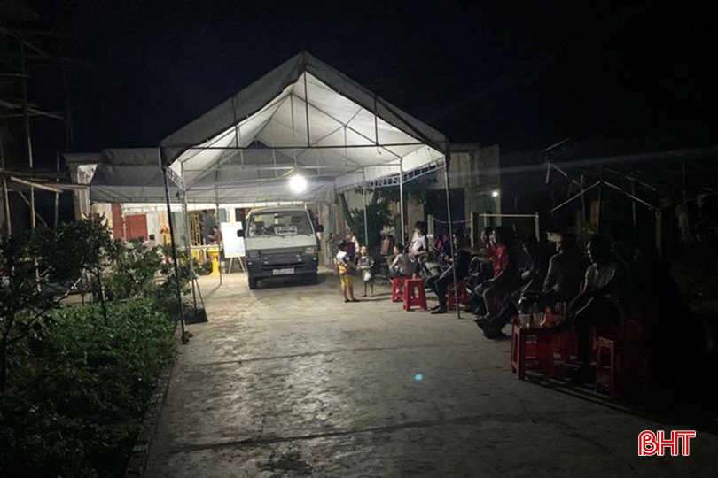 Gia đình lo hậu sự cho ông H.C.L. không may tử vong khi lợp lại mái nhà cho con trai sau bão số 5. bqbht_br_sua-chua-nha-cua-sau-bao-8.jpg