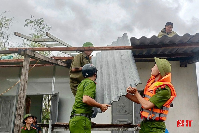 Lực lượng Công an xã ở Hà Tĩnh giúp người dân sửa chữa mái nhà bị hư hỏng. bqbht_br_sua-chua-nha-cua-sau-bao-2.jpg