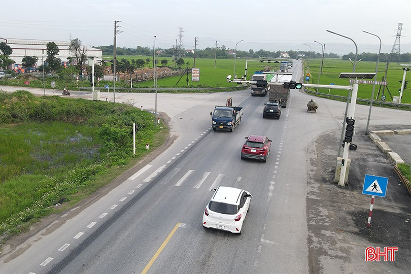 Cần sớm khắc phục hư hỏng đèn đếm giây tại cụm đèn tín hiệu giao thông ở ngã tư giao Km 1+750 quốc lộ 1 tuyến tránh TP Hà Tĩnh với đường Lý Nhật Quang theo hướng di chuyển từ Bắc vào Nam. bqbht_br_den-do-hu-hong-6.jpg